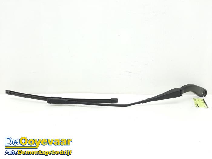 Front wiper arm from a BMW 3 serie Touring (F31) 320d 2.0 16V EfficientDynamicsEdition 2013