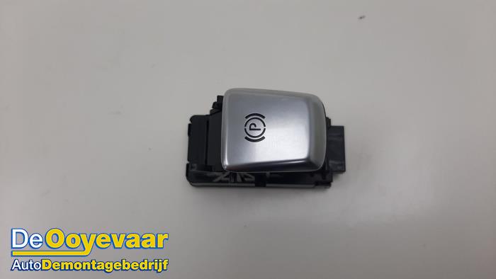 Używane Przelacznik hamulca postojowego Mercedes C (W205) C-180 1.6 16V Cena € 9,99 Procedura marży oferowane przez Autodemontagebedrijf De Ooyevaar