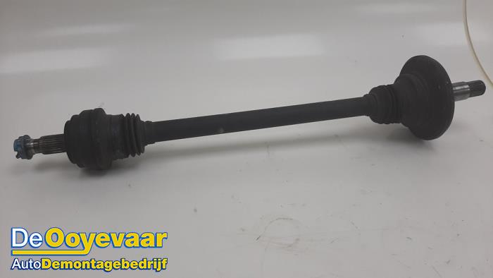 Begagnade Drivaxel, vänster bak Mercedes C (W205) C-180 1.6 16V Pris € 39,99 Marginaltabell erbjuds av Autodemontagebedrijf De Ooyevaar