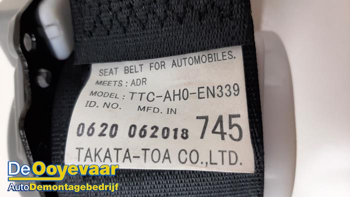 Rear seatbelt, left from a Mitsubishi L-200 2.2 DI-D 4WD 2019