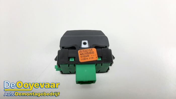 Start/Stopp Schalter van een Smart Forfour (453) 1.0 12V 2015