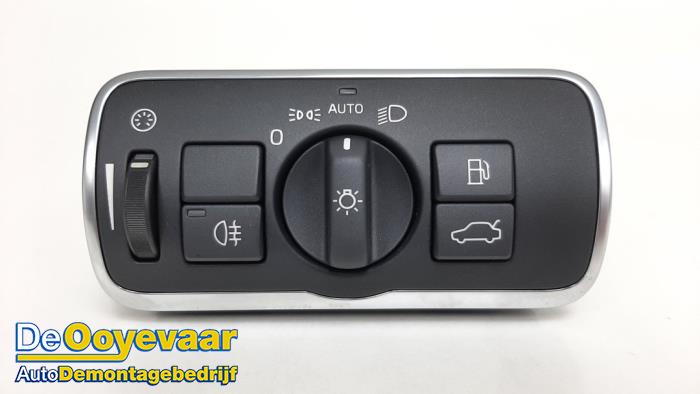 Używane Przelacznik swiatel Volvo V60 I (FW/GW) 2.4 D6 20V Plug-in Hybrid AWD Cena € 9,99 Procedura marży oferowane przez Autodemontagebedrijf De Ooyevaar