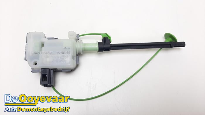 Tank flap lock motor from a Volvo V60 I (FW/GW) 2.4 D6 20V Plug-in Hybrid AWD 2013