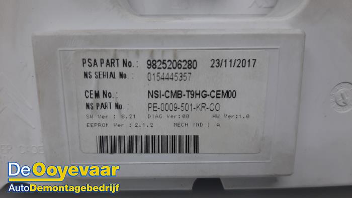 Instrument panel from a Peugeot 308 SW (L4/L9/LC/LJ/LR) 1.2 12V e-THP PureTech 130 2017