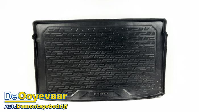 Boot mat from a Volkswagen Polo VI (AW1) 1.0 TSI 12V 2020