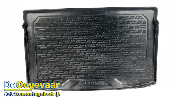 Boot mat from a Volkswagen Polo VI (AW1) 1.0 TSI 12V 2020
