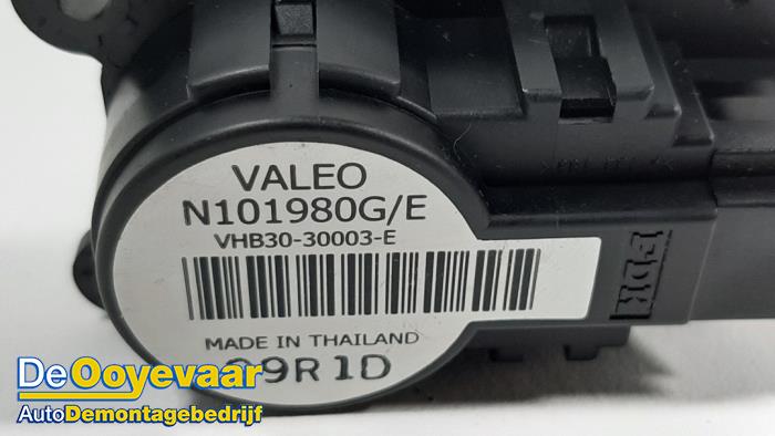 Heater valve motor from a Renault Megane III Grandtour (KZ) 2.0 16V CVT 2010