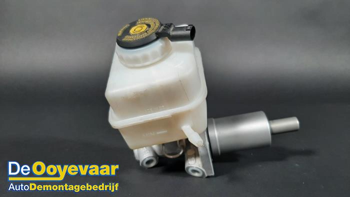 Master cylinder from a BMW 5 serie Touring (F11) 518d 16V 2016
