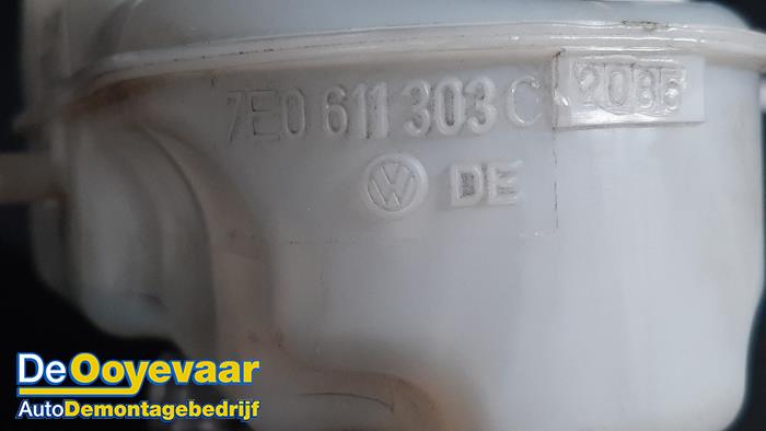 Master cylinder from a Volkswagen Transporter T6 2.0 TDI DRF 2016
