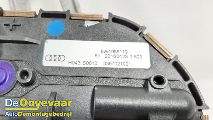Wiper motor + mechanism from a Audi A4 Avant (B9) 2.0 TDI Ultra 16V 2016