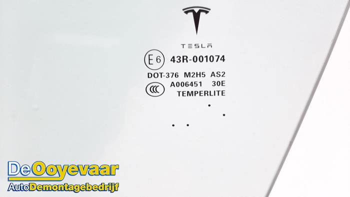 Türscheibe 4-türig links vorne van een Tesla Model S 85 2015