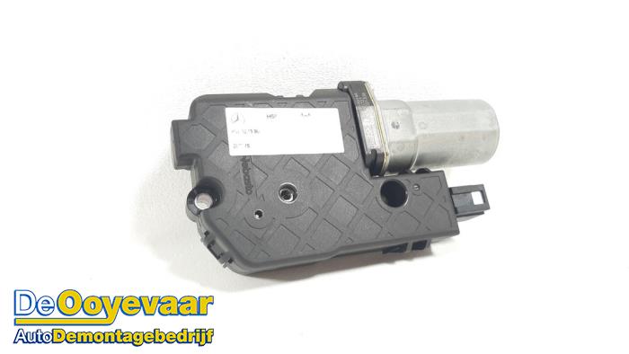 Używane Silnik szyberdachu Mercedes B (W247) 1.3 B-180 Turbo 16V Cena € 39,99 Procedura marży oferowane przez Autodemontagebedrijf De Ooyevaar