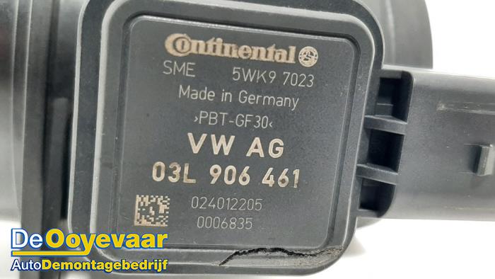 Medidor de flujo de aire de un Volkswagen Passat Variant (365) 1.6 TDI 16V Bluemotion 2012