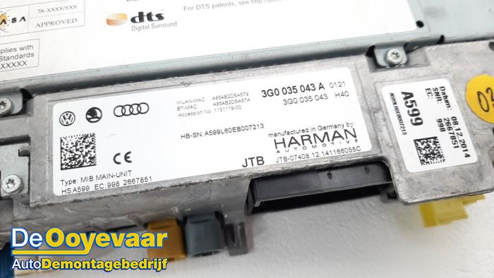 Navigation module from a Volkswagen Passat Variant (3G5) 1.6 TDI 16V 2015