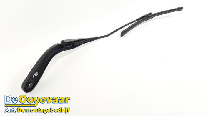 Front wiper arm from a BMW 4 serie (F32) M4 3.0 24V Turbo Competition Package 2017