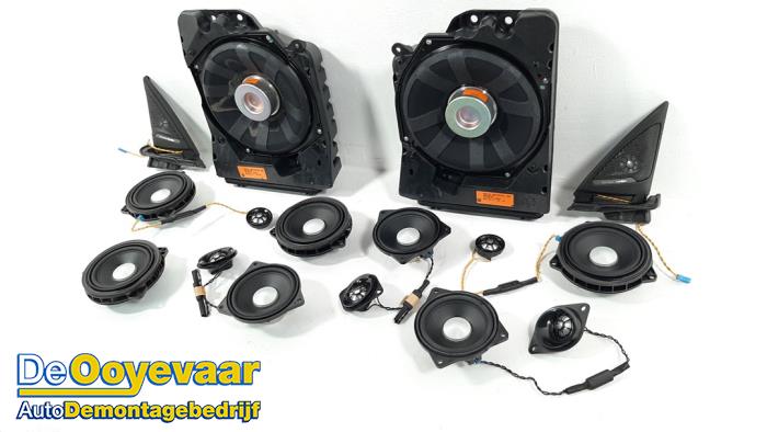 Speaker set from a BMW 4 serie (F32) M4 3.0 24V Turbo Competition Package 2017