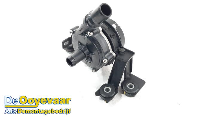 Begagnade Extra vattenpump Hyundai Kona (OS) 1.6 GDi Hybrid 16V Pris € 45,00 Marginaltabell erbjuds av Autodemontagebedrijf De Ooyevaar