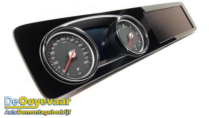 Begagnade Instrumentpanel Mercedes E (W213) E-200d 2.0 Turbo 16V Pris € 499,99 Marginaltabell erbjuds av Autodemontagebedrijf De Ooyevaar