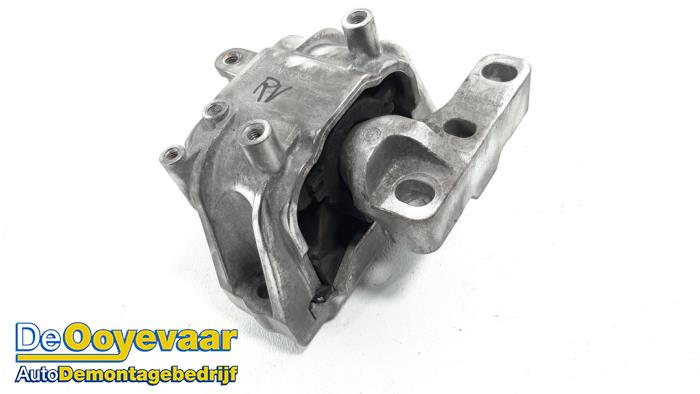 Usagé Support moteur Volkswagen Caddy III (2KA,2KH,2CA,2CH) 1.6 TDI 16V Prix € 9,99 Règlement à la marge proposé par Autodemontagebedrijf De Ooyevaar