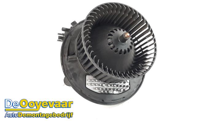 Heating and ventilation fan motor from a Seat Leon (5FB) 1.4 TSI ACT 16V 2016