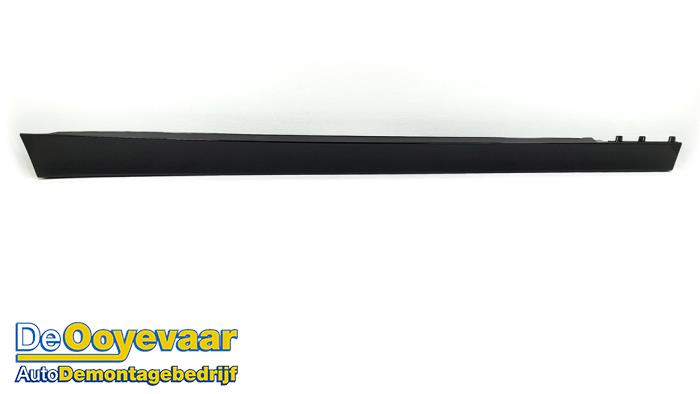 Car sill