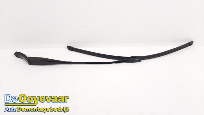 Front wiper arm from a Opel Crossland/Crossland X 1.2 Turbo 12V 2019