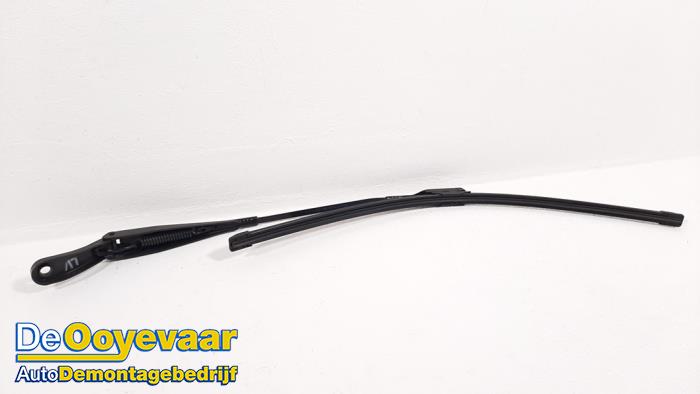Front wiper arm from a Opel Crossland/Crossland X 1.2 Turbo 12V 2019