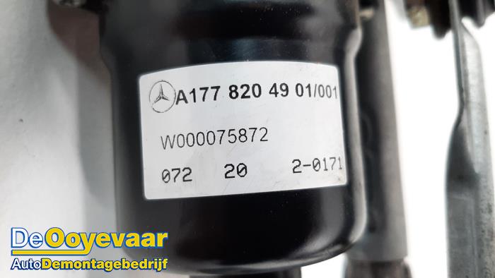 Mecanismo y motor de limpiaparabrisas de un Mercedes-Benz A (177.0) 1.3 A-160 Turbo 16V 2020