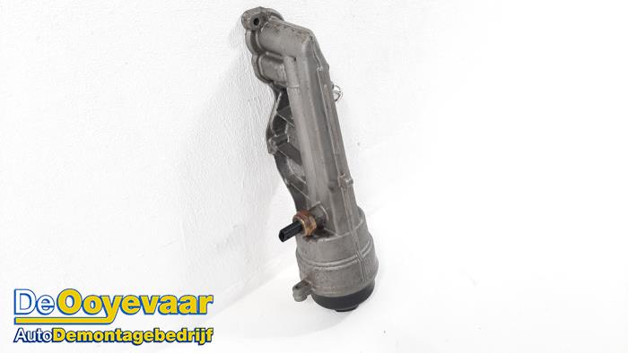 Boîtier filtre à huile d'un Audi A3 Sportback (8VA/8VF) 1.6 TDI 16V 2014