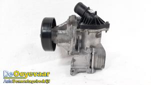 Usagé Pompe à eau Opel Astra K 1.2 Turbo 12V Prix € 64,99 Règlement à la marge proposé par Autodemontagebedrijf De Ooyevaar
