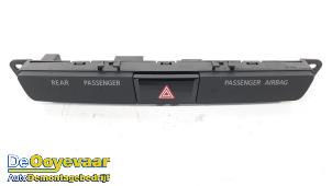 Usados Interruptor de luz de pánico Mitsubishi Eclipse Cross (GK/GL) 1.5 Turbo 16V 2WD Precio € 89,99 Norma de margen ofrecido por Autodemontagebedrijf De Ooyevaar