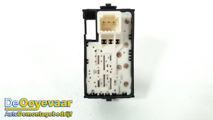 Electric window switch from a Toyota Auris Touring Sports (E18) 1.8 16V Hybrid 2019