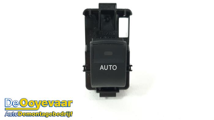 Electric window switch from a Toyota Auris Touring Sports (E18) 1.8 16V Hybrid 2019