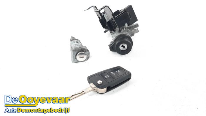 Ignition lock + computer from a Volkswagen Polo V (6R) 1.4 TDI DPF BlueMotion technology 2014