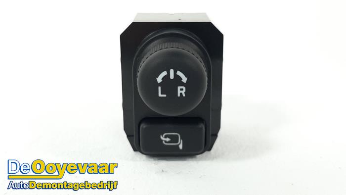 Używane Przelacznik lusterka Suzuki SX4 S-Cross (JY) 1.0 Booster Jet Turbo 12V Cena € 9,99 Procedura marży oferowane przez Autodemontagebedrijf De Ooyevaar