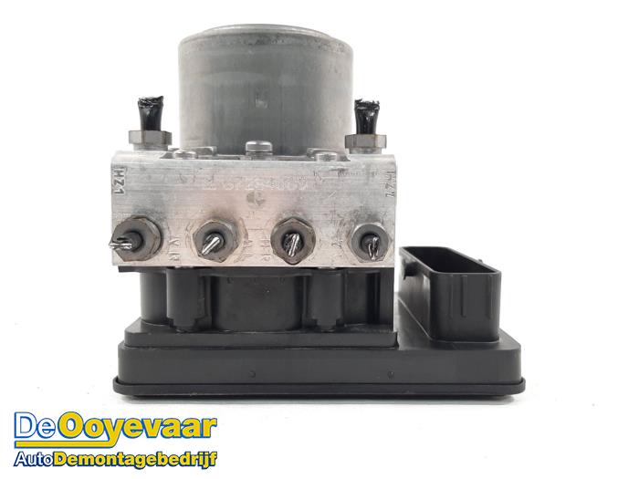 Gebrauchte ABS Pumpe Mercedes C (W205) C-180 1.6 16V Preis € 299,99 Margenregelung angeboten von Autodemontagebedrijf De Ooyevaar