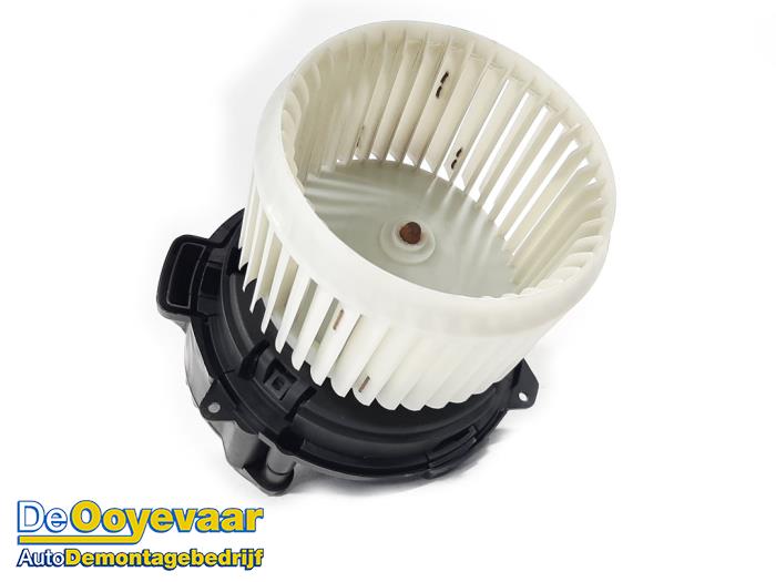 Heating and ventilation fan motor from a Renault Clio V (RJAB) 1.0 TCe 100 12V 2020