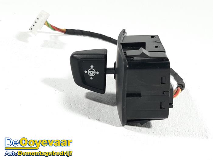 Steering wheel adjustment switch