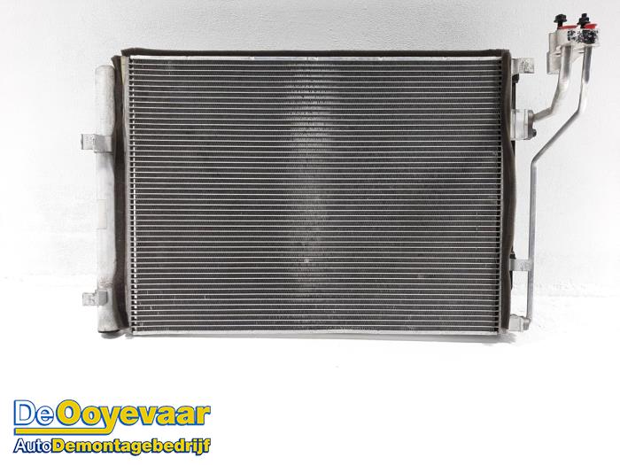 Air conditioning condenser from a Kia Stonic (YB) 1.6 CRDi VGT 16V 2018