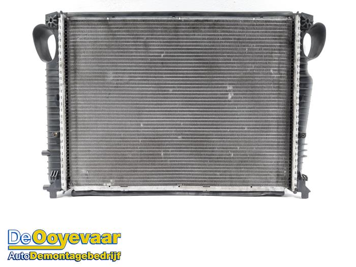Used Radiator Mercedes SL (R230) 5.0 SL-500 V8 24V Price € 125,00 Margin scheme offered by Autodemontagebedrijf De Ooyevaar