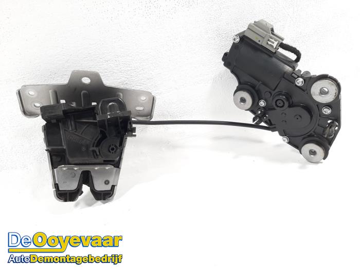 Tailgate lock mechanism from a Volvo S90 II 2.0 D4 16V 2017