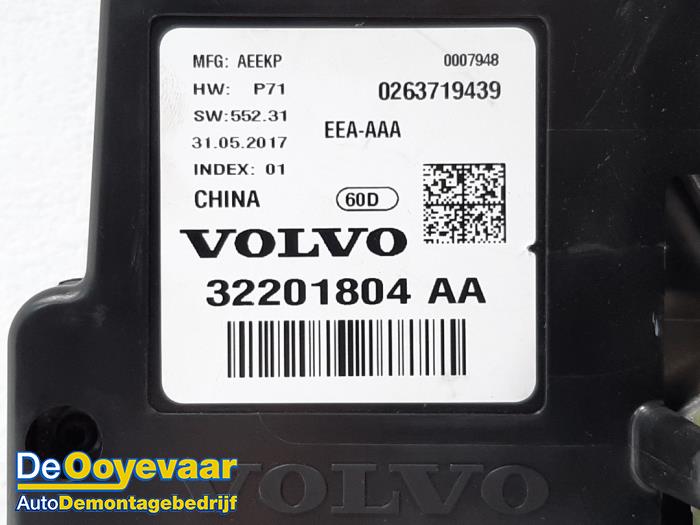 Instrument panel from a Volvo S90 II 2.0 D4 16V 2017