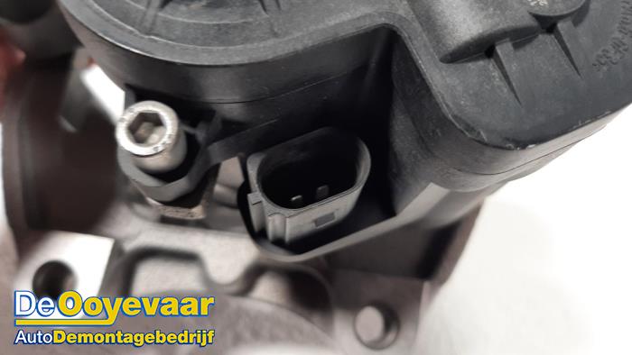 Rear brake calliper, right from a Volkswagen Caddy Cargo V (SBA/SBH) 2.0 TDI BlueMotionTechnology 2021