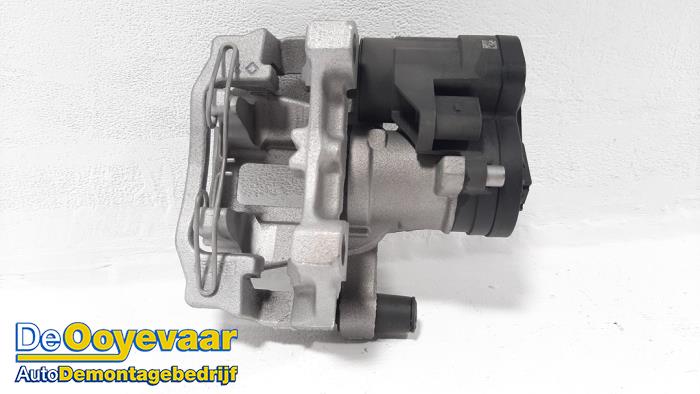 Rear brake calliper, left from a Volkswagen Caddy Cargo V (SBA/SBH) 2.0 TDI BlueMotionTechnology 2021
