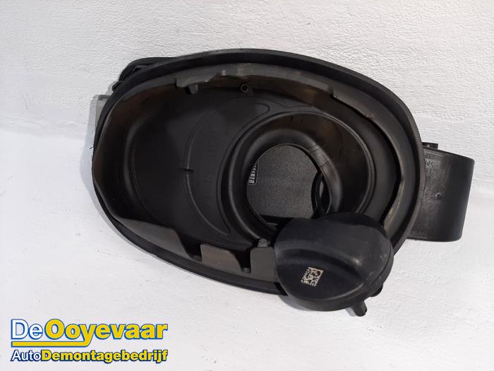 Tank cap cover from a BMW 5 serie (G30) M550i xDrive 4.4 V8 32V TwinPower Turbo 2017
