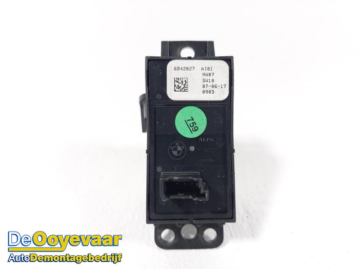 Parking brake switch from a BMW 5 serie (G30) M550i xDrive 4.4 V8 32V TwinPower Turbo 2017
