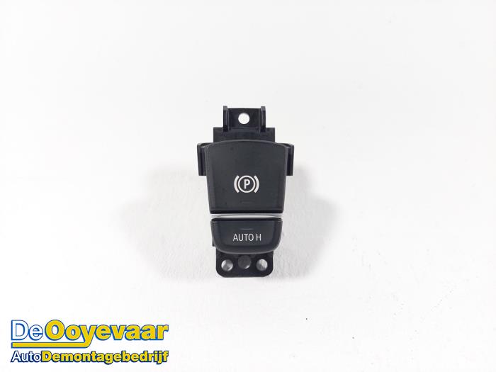 Parking brake switch from a BMW 5 serie (G30) M550i xDrive 4.4 V8 32V TwinPower Turbo 2017