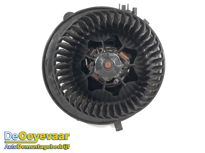 Heating and ventilation fan motor from a Seat Leon (5FB) 1.6 TDI Ecomotive 16V 2016