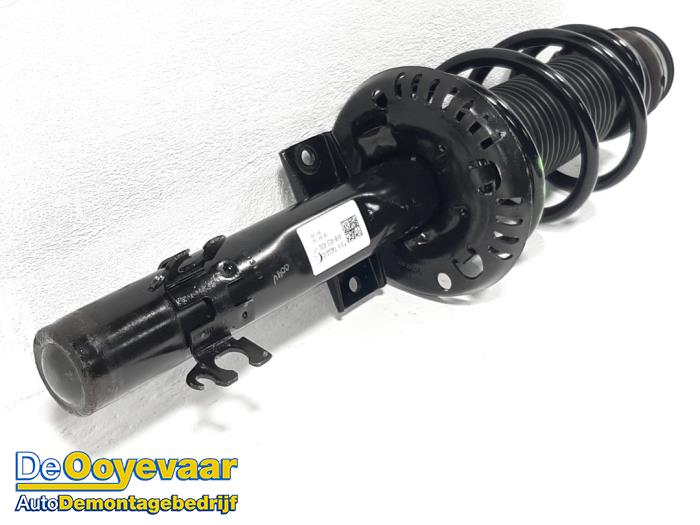 Front shock absorber rod, right from a Audi A1 Sportback (8XA/8XF) 1.8 TFSI 16V 2016