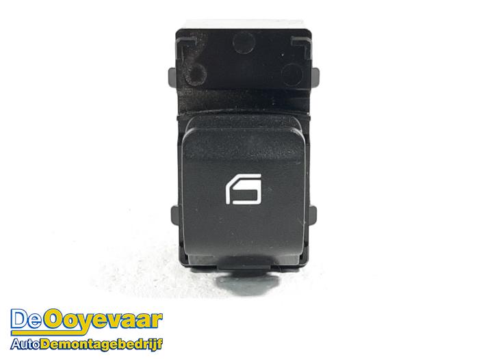 Electric window switch from a Hyundai i20 (BC3) 1.2 16V 2022